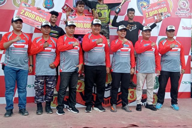 KETUA DPRD ASAHAN MENGHADIRI PENUTUPAN KEJURNAS GRASSTRACK REGION I A SUMATERA PUTARAN I TAHUN 2025